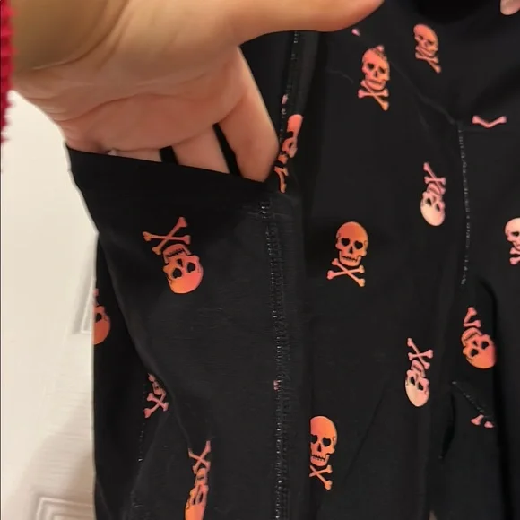 Torrid Black and Pink Skull Leggings with pockets size 2 - Picture 4 of 4